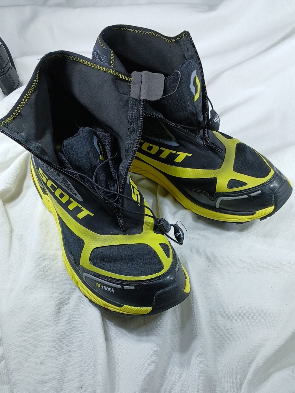 Scott Black and Yellow winter Trail Running Shoes with Gaiter